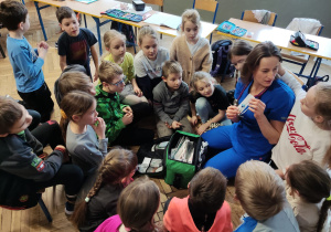 Mama anestezjolog opowiada o narzędziach wykorzystywanych w czasie pracy.