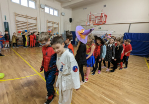 Uczniowie bawią się na balu karnawałowym.