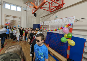 Uczniowie bawią się na balu karnawałowym.
