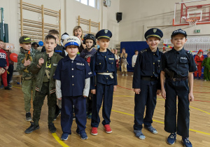 Uczniowie bawią się na balu karnawałowym.