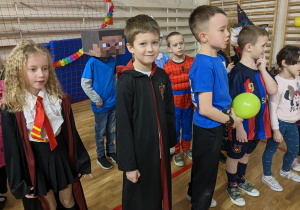 Uczniowie bawią się na balu karnawałowym.