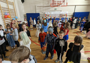 Uczniowie bawią się na balu karnawałowym.