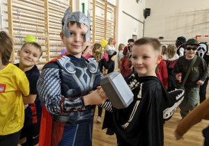 Uczniowie bawią się na balu karnawałowym.