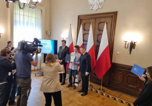 Wręczenia nagrody Maćkowi przez Wojewodę Łódzkiego i Kuratora Oświaty.