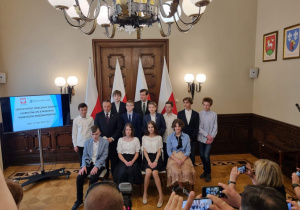 Laureaci Konkursów Przedmiotowych pozują do fotografii.