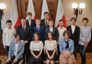 Laureaci Konkursów Przedmiotowych pozują do fotografii.