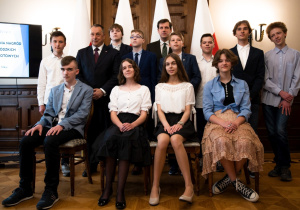 Laureaci Konkursów Przedmiotowych pozują do fotografii.