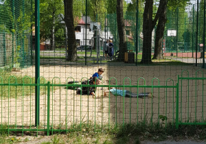 Dzieci na placu zabaw.