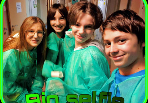Uczniowie na zdjęciu z podpisem "Bio selfie".