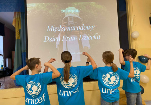 Uczniowie działający z SZKOLNYM KLUBIE SZKÓŁ UNICEF
