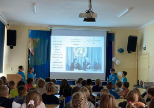Uczniowie przedstawiają Prawa Dziecka społeczności szkolnej.