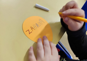 Uczniowie zapisują na kartkach w kształcie balonu Prawa Ucznia.