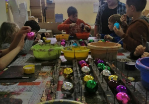 Uczniowie samodzielnie dekorują bombki.
