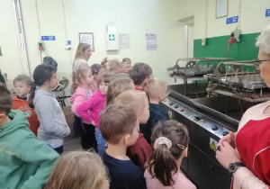 Uczniowie w fabryce poznają etapy produkcji ozdób choinkowych.