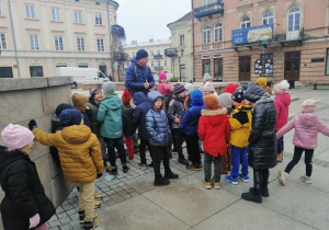 Uczniowie zwiedzają rynek w Piotrkowie Trybunalskim.