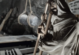 Wystawa pokazująca dawne sposoby wydobycia soli w kopalni.