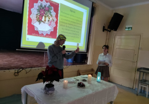 Klas I-III na prezentacji o tradycjach świątecznych.