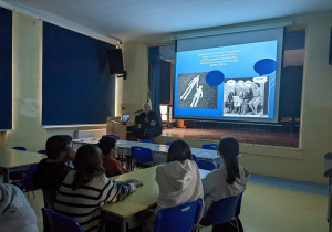 Uczniowie szkoły na spotkaniu zorganizowanym przez opiekunów oraz członków Szkolnego Koła UNICEF.