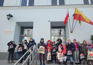 Uczniowie przy na schodach Urzędu Miasta Łodzi