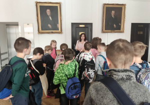 Uczniowie zwiedzają budynek Urzędu Miasta Łodzi