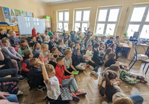Uczniowie słuchają z zaciekawieniem opowieści Pan Marcina.