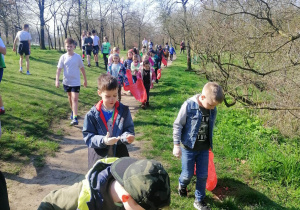 Uczniowie sprzątają park im. gen. M. Zaruskiego.