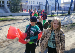 Uczniowie idą sprzątać park im. gen. M. Zaruskiego.