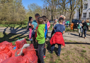 Uczniowie sprzątają park im. gen. M. Zaruskiego.