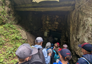 Uczniowie wchodzą do Jaskini Głębokiej