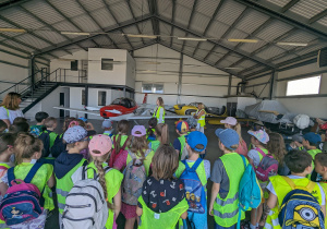 Uczniowie zwiedzają hangar