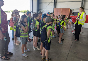 Uczniowie zwiedzają hangar