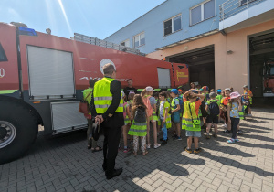 Uczniowie zwiedzają lotniskową Jednostkę Straż Pożarnej