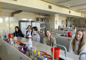 Uczniowie w laboratorium.