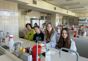 Uczniowie w laboratorium.