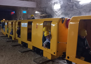 Wagony służące do transportu górników do wyrobiska.