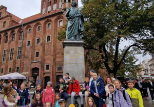 Pamiątkowe zdjęcie pod pomnikiem Mikołaja Kopernika