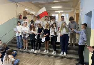 Uczniowie śpiewają pieśni patriotyczne.