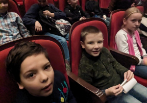 Uczniowie na widowni teatru.