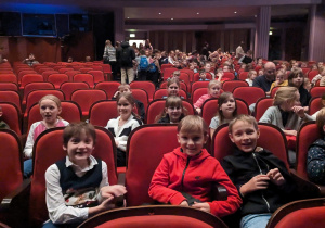 Uczniowie na widowni teatru.