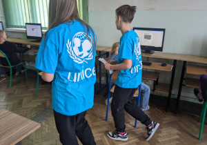 Członkowie Szkolnego Klubu UNICEF rozdają ankietę.