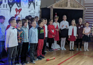 Uczniowie klas młodszych śpiewają kolędy i pastorałki.