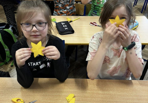 Uczniowie pokazują zrobione żonkile.