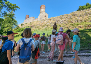 Uczniowie w drodze na Zamek w Chęcinach.