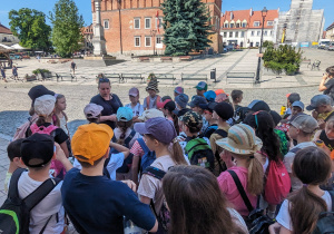 Pani przewodni i uczniowie na rynku Sandomierza.