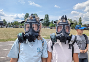 Uczniowie w maskach przeciw gazowych.