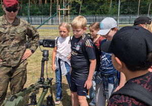 Uczniowie oglądają robota saperskiego.