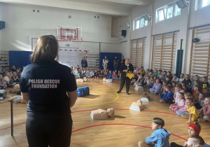 Uczniowie klas młodszych udzielają pierwszej pomocy