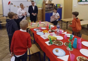 Pani dyrektor składa życzenia ucnziom.