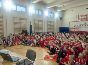 Sala pełna uśmiechnietych kibiców