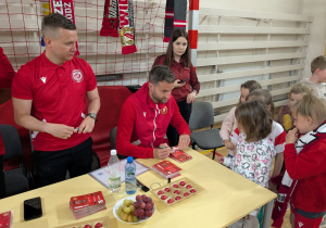 Uczniowie czekaja na autografy